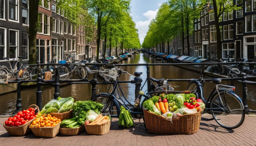 Ein Fahrrad mit einem Korb voller Lebensmittel steht vor einem typischen Amsterdamer Grachtenhaus, umgeben von Verkäufern, die frische Produkte und Blumen verkaufen.