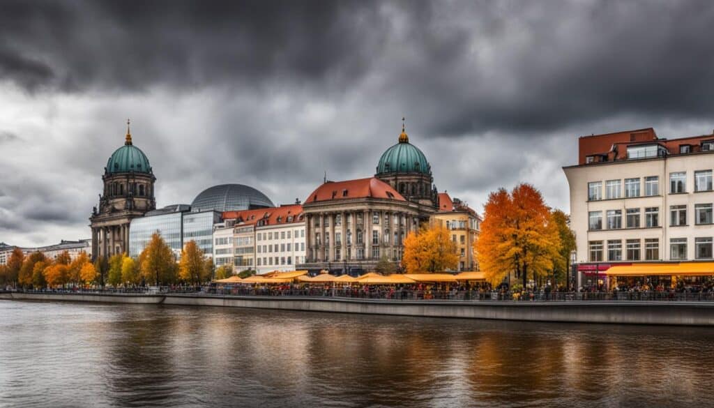 ein Panoramablick auf Berlin an einem bewölkten Tag im Herbst.