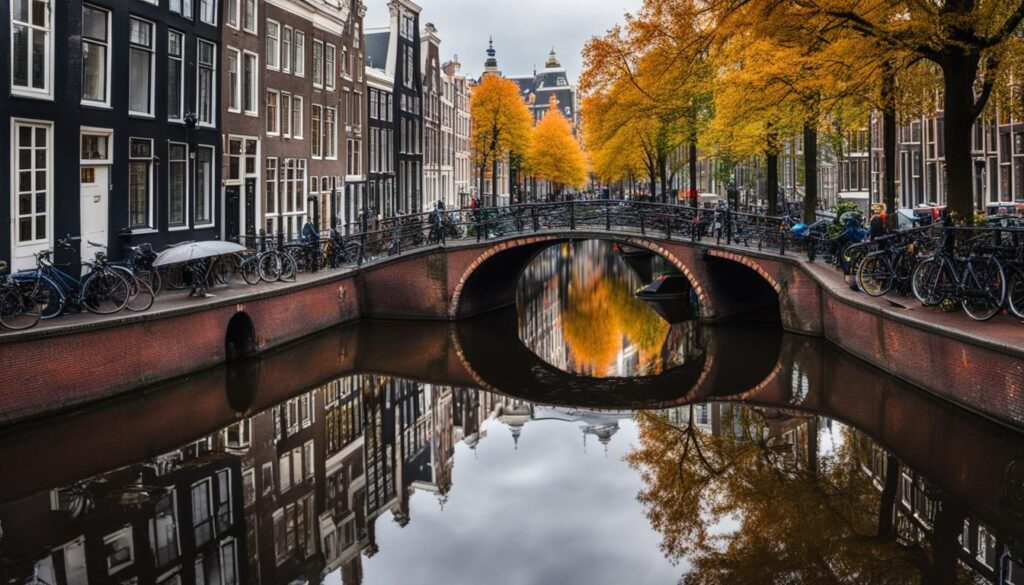 die Stadt Amsterdam an einem regnerischen Tag, mit Menschen, die mit bunten Regenschirmen und in Regenmänteln an den Grachten und Brücken entlang spazieren