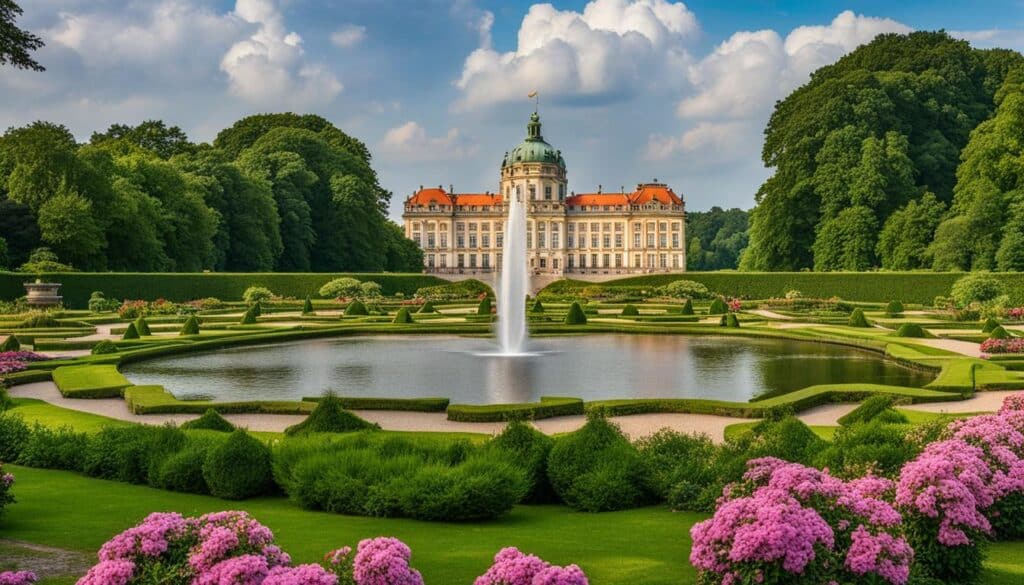 Schloss Charlottenburg, das inmitten der üppigen Vegetation steht